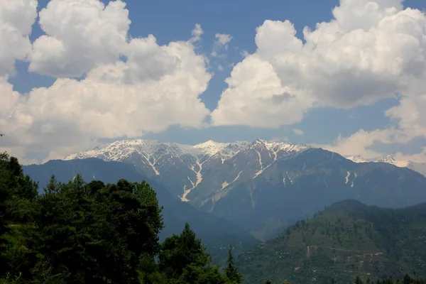 Cielo azul con nubes de fondo en las montañas. Himalai, India —  Fotos de Stock