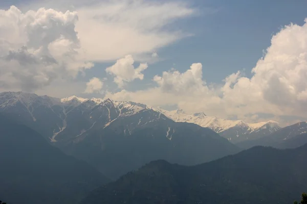 Blauer Himmel mit Wolken im Hintergrund in den Bergen. himalai, indien — Stockfoto