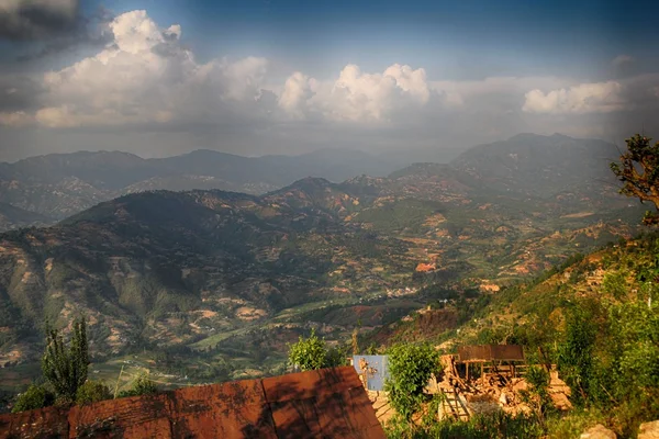 蓝色的天空云朵背景在山中。Himalai，印度 — 图库照片