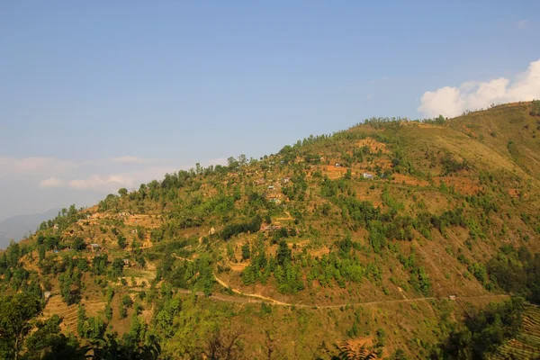 蓝色的天空云朵背景在山中。Himalai，印度 — 图库照片