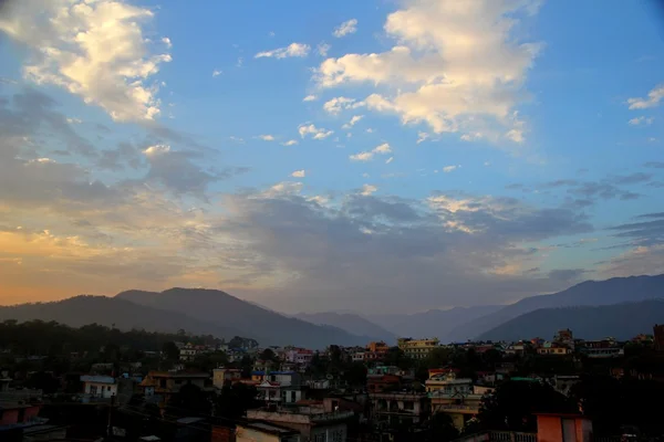 Byn med vacker solnedgång i Nepal, Hetauda. Visa från taket på huset — Stockfoto