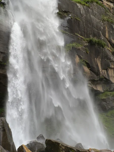 Wodospad w Indiach, Himachal Pradesh — Zdjęcie stockowe