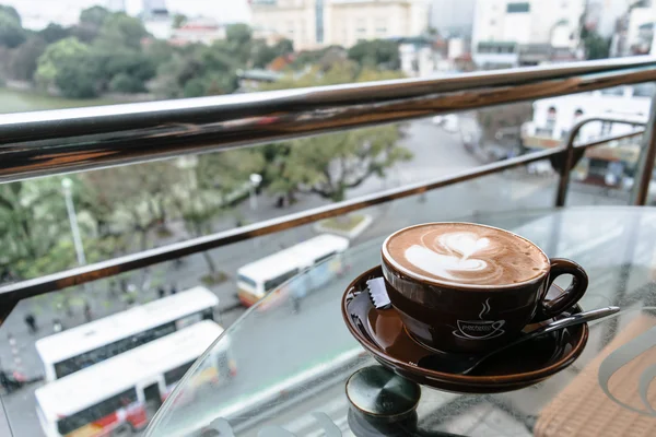 Cappucino ve şehir görünümü arka plan