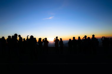  İnsanlar ve turistik bir güzel dağ su sırasında siluet