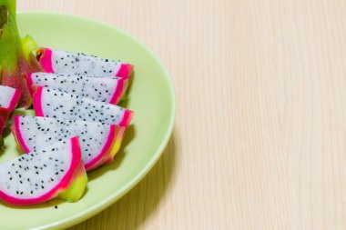 Dragon meyve yemek tahta arka plan ile (Pitaya)