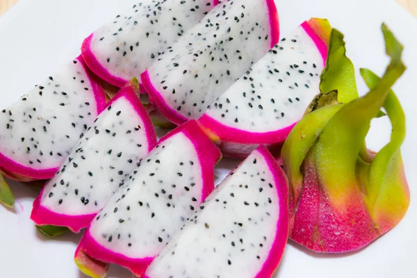 Dragon meyve (Pitaya) plaka üzerinde