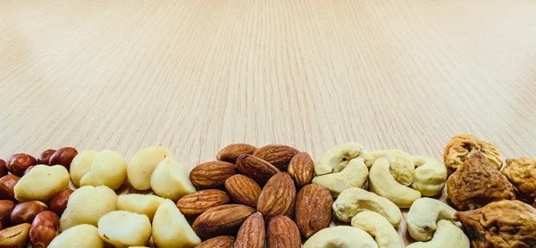 Ahşap zemin üzerine karışık Kuruyemiş