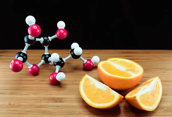 Modello di struttura arancione e vitamina C (acido ascorbico ) — Foto Stock