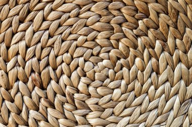 Kuru Suyun sümbülü kumaşından örülmüş.