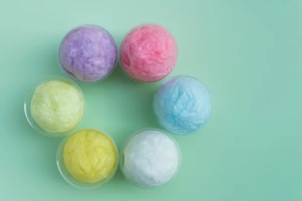 plastik kap içinde renkli pamuk şeker 