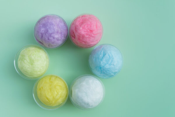 красочные сахарная вата в пластиковой чашке
 