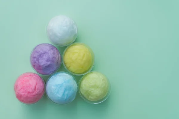 plastik kap içinde renkli pamuk şeker 