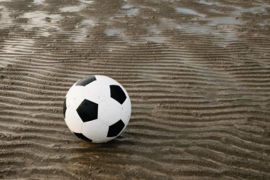 Kum dalgaları arka plan ile plaj futbol