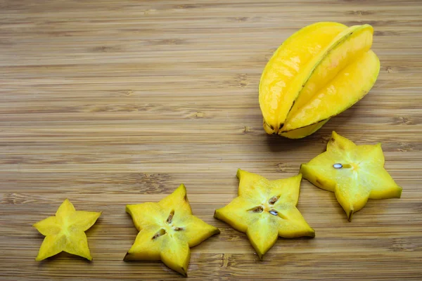 carambola meyve veya yıldız meyve (averrhoa carambola)