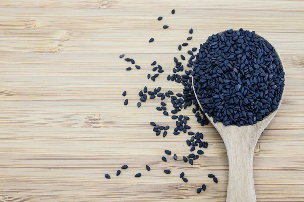 tahta kaşık içinde siyah susam