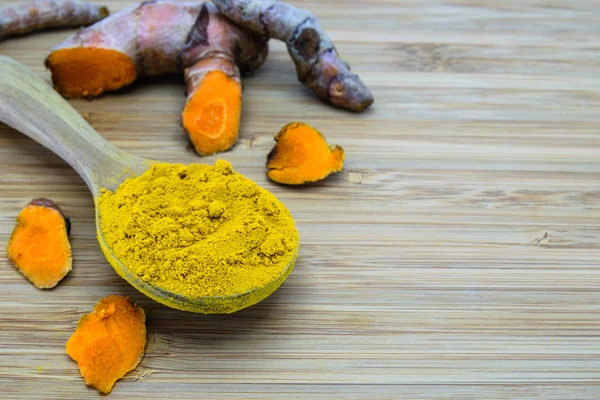 Polvere di curcuma e radice di curcuma — Foto Stock