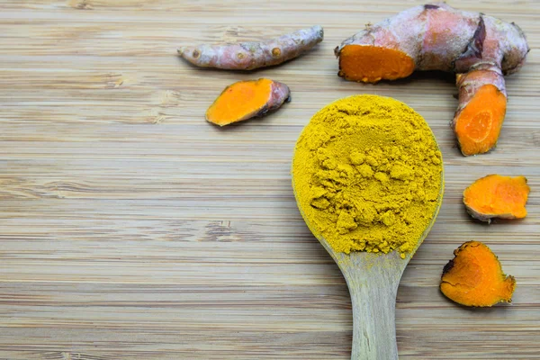 Zerdeçal tozu ve zerdeçal kökü