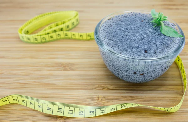 Diyet ve kilo kaybı için jelatinimsi fesleğen tohumu kavramı