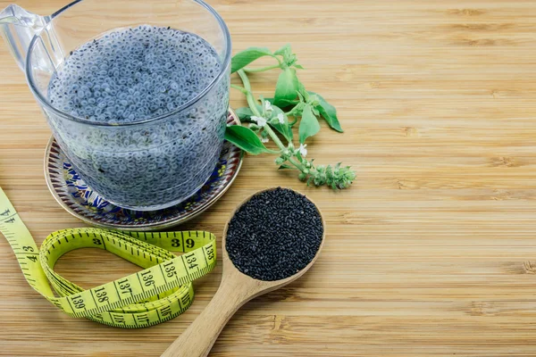 Concetto di semi di basilico gelatinosi per la dieta e la perdita di peso — Foto Stock