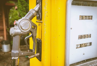 Sarı vintage yakıt dispenser yakın çekim