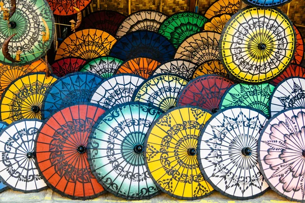 Bagan, Myanmar semt pazarı üzerinde renkli şemsiye Stok Resim