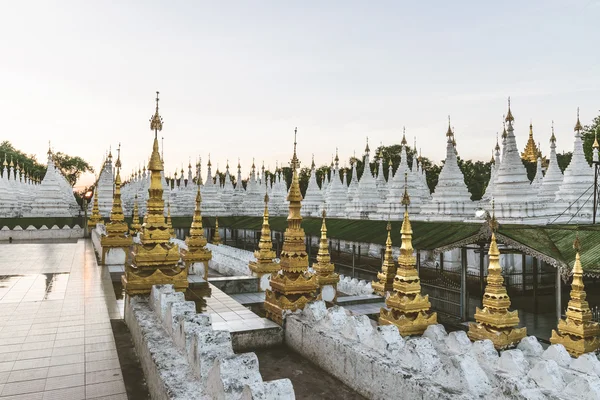 Gün batımında Kuthodaw Pagoda anıt, Myanmar, beyaz stupas