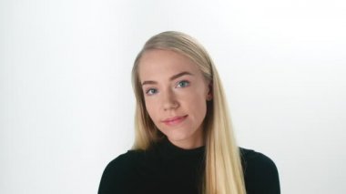 Güzel genç bayan yüzüne küçük dokunuşlar yapıyor