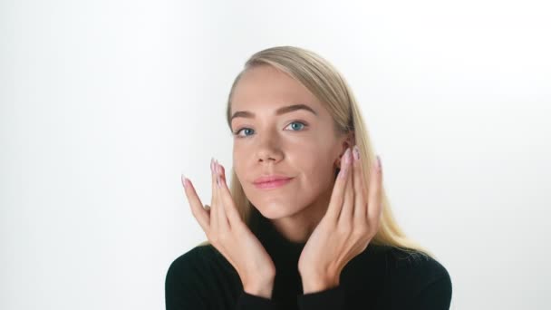 Beautiful young lady applying moisturizing creme, skin care concept. — Stock Video