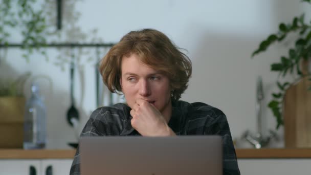 Freelance criando produto em casa, macho está pensando atrás da mesa — Vídeo de Stock