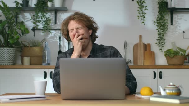 Freelancer bosteza después del trabajo productivo, el hombre estira los brazos después del trabajo — Vídeos de Stock