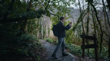 Modern film yapımcısı telefonla video çekiyor, Gezgin fotoğraf çekiyor.