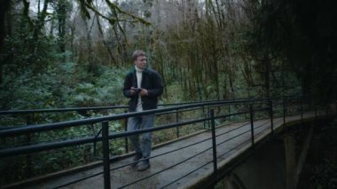 Genç serbest çalışan tatilde, modern fotoğrafçı iyi bir fotoğraf arıyor.