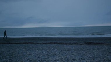 Young Runner 'ın geniş açılı görüntüsü. Kötü havada antrenman.