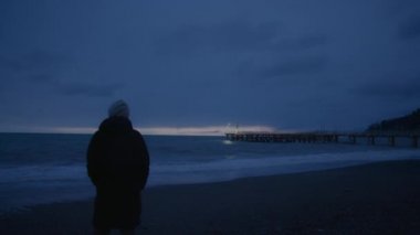 Serbest çalışan güzel bir gün batımı, gezgin kötü havada ellerini ısıtır.