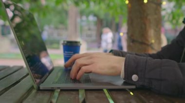 Kullanıcı elleri dizüstü bilgisayarda yazarken masaya otur, öğrenci dizüstü bilgisayar kullanır 