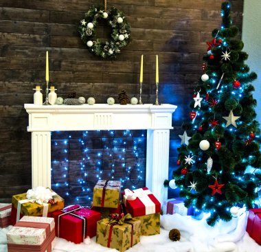 Noel ağacı ile dekore edilmiş Oda