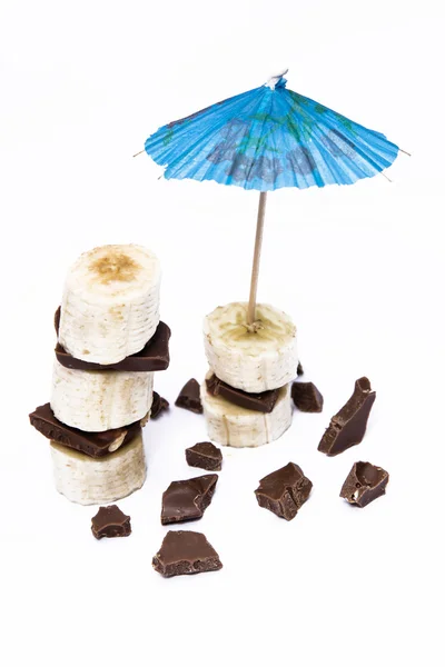 Torre de chocolate de banana com guarda-chuva — Fotografia de Stock