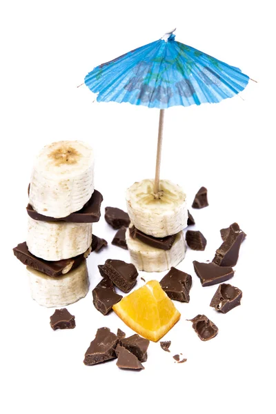 Torre de chocolate de banana com guarda-chuva — Fotografia de Stock