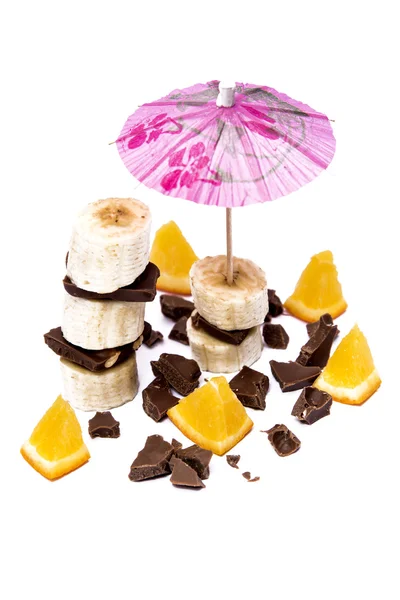 Torre de chocolate de banana com guarda-chuva — Fotografia de Stock
