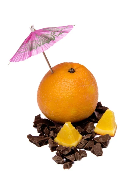 Naranja con paraguas y trozos cortados en un chocolate roto — Foto de Stock