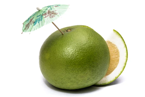 Pomelo verde dulce con paraguas y pieza cortada — Foto de Stock