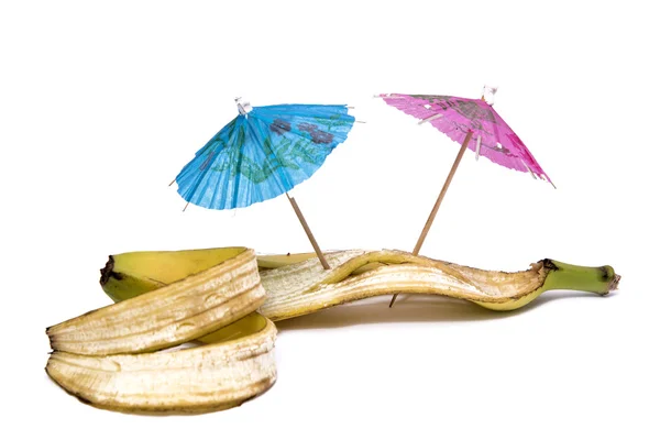 Кожура банана с зонтиками — стоковое фото