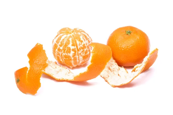Мандаринові фрукти з очищеною спіральною шкірою — стокове фото