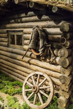 Ahır yakınındaki eski ahşap Koç tekerlek