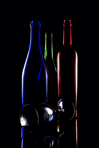 Natureza morta de garrafas coloridas de vinho — Fotografia de Stock