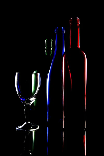 Natureza morta de garrafas coloridas de vinho — Fotografia de Stock