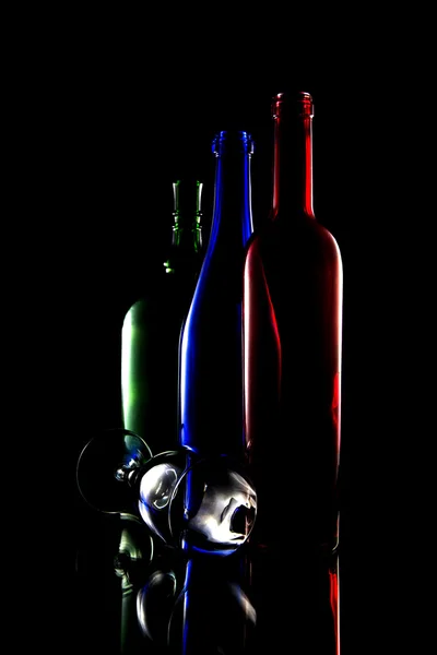 Stilleben av färgglada flaskor vin — Stockfoto