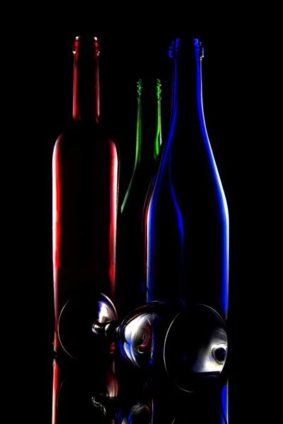 Νεκρή φύση της πολύχρωμα μπουκάλια κρασί — Φωτογραφία Αρχείου
