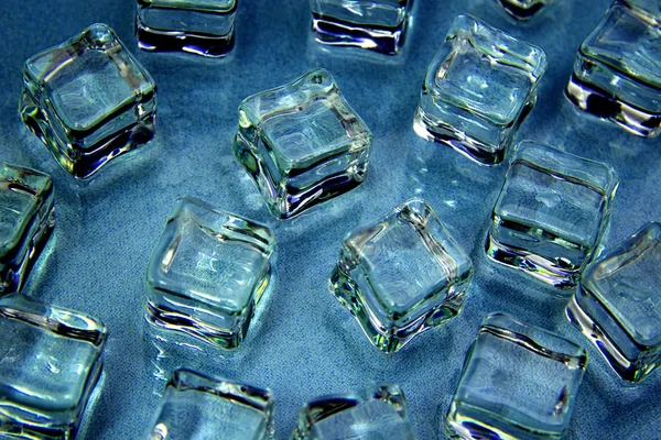 Eiswürfel über blau. — Stockfoto