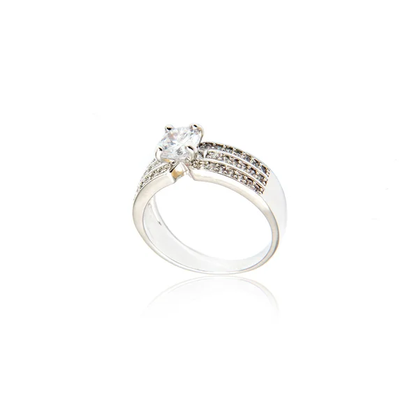 Anillo de diamante aislado en blanco . —  Fotos de Stock